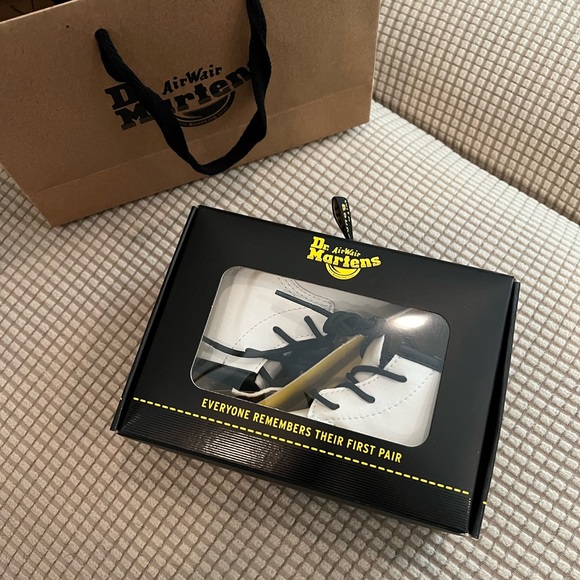 Infant Dr. Martens Air Wair White - Picture 7 of 7